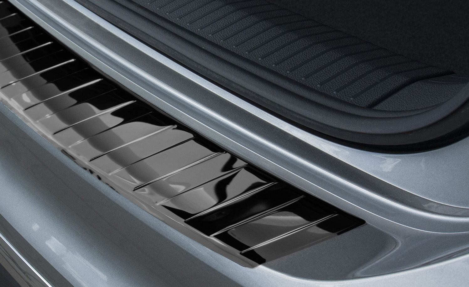 55007-Weyer-edelstahl-Ladekantenschutz-VW-Tiguan-II-1_black-Hochglanz