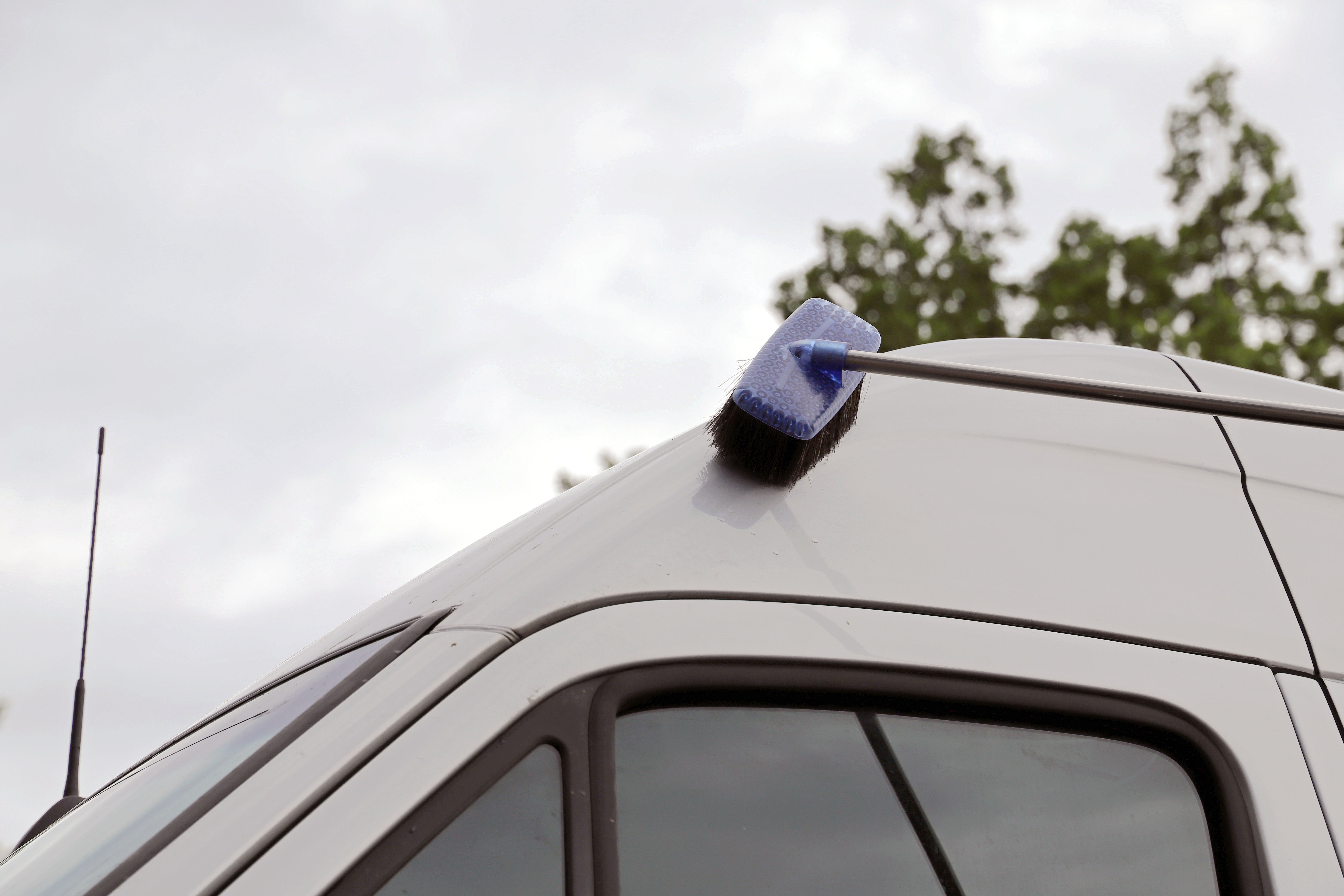 706032_Weyer_Autowascher-mit-Teleskop-150-200cm_Anwendung_3