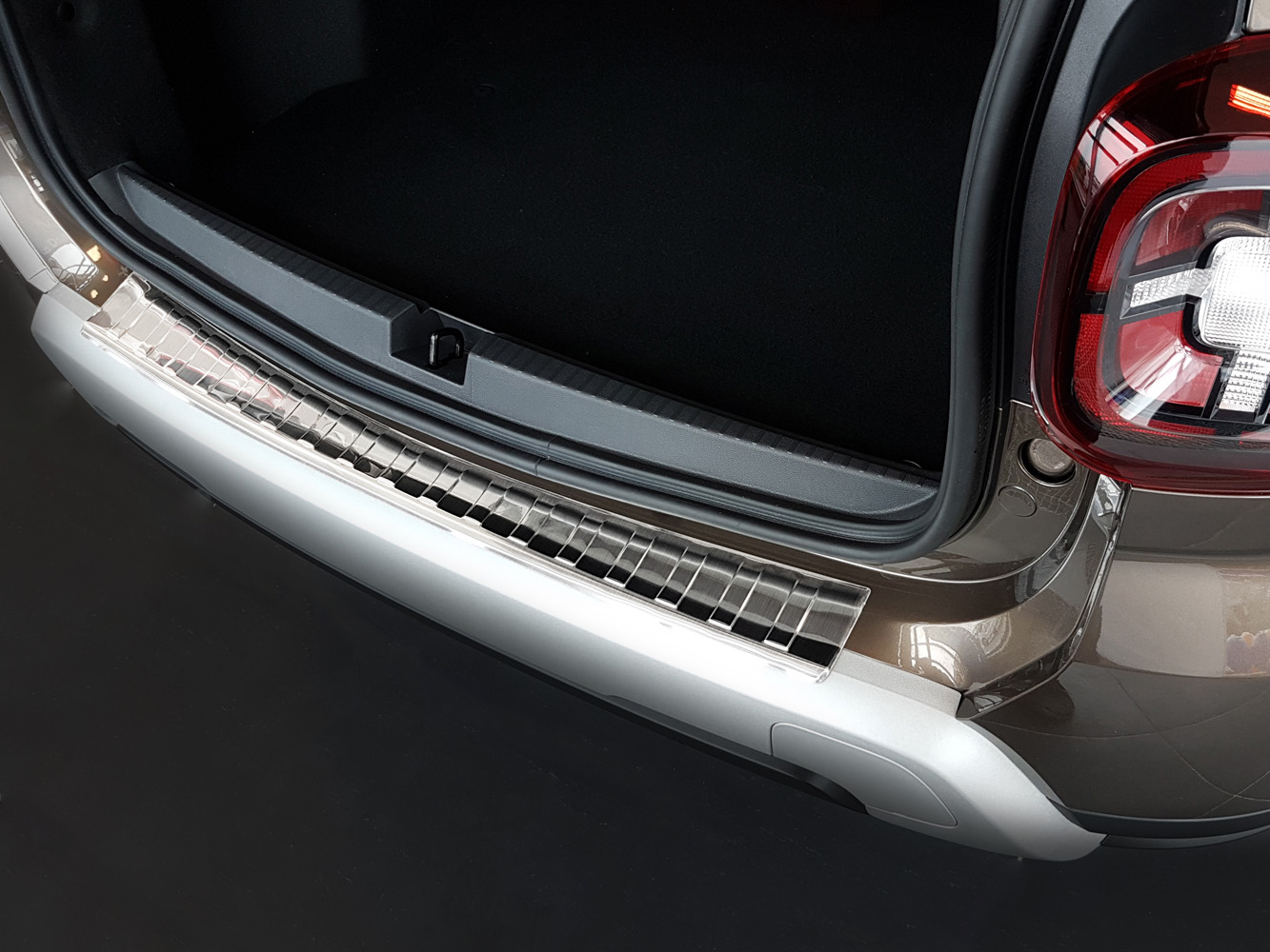 44203Weyer-Edelstahl-Ladekantenschutz-Dacia-DusterII-2