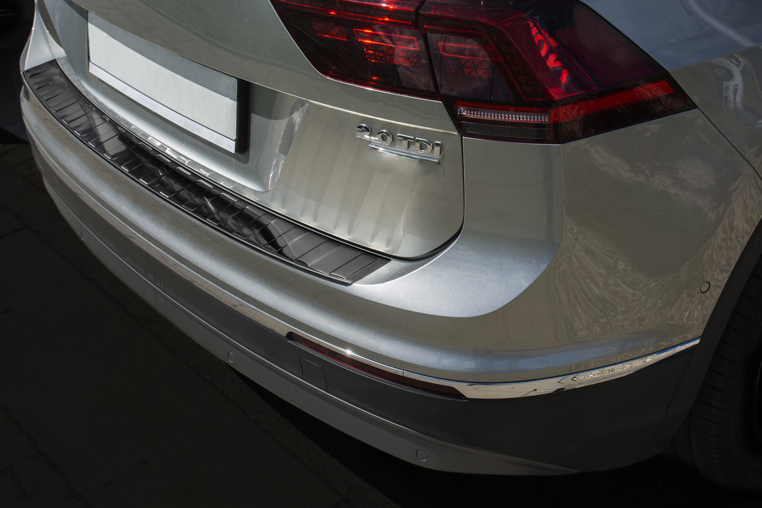 55007-Weyer-edelstahl-Ladekantenschutz-VW-Tiguan-II-4_black-Hochglanz