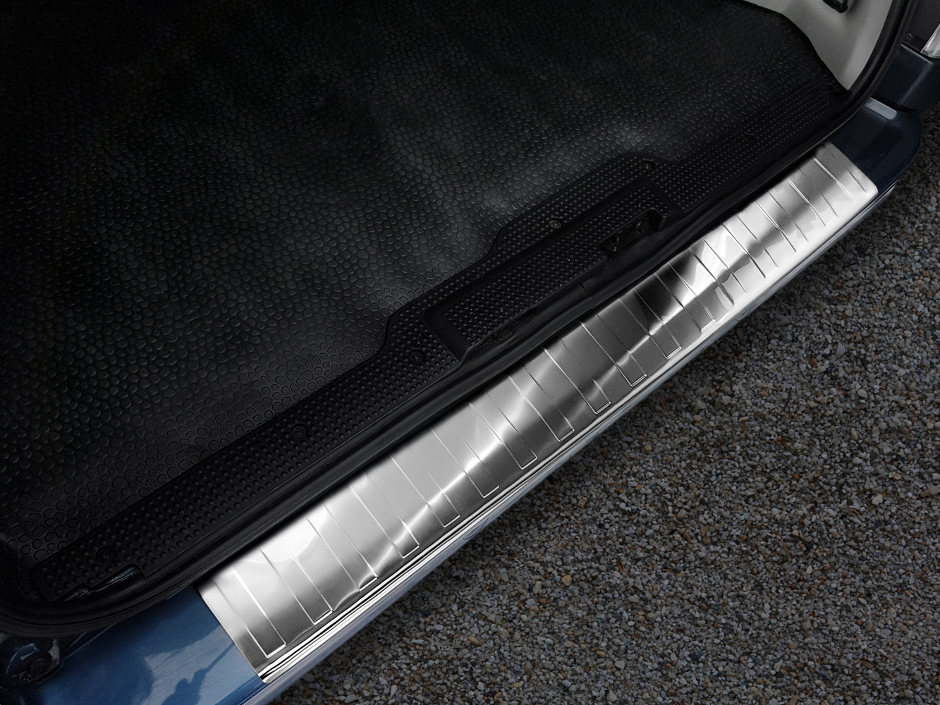 44704-Weyer-Ladekantenschutz-Renault-Traffic-Opel-Vivaro-2