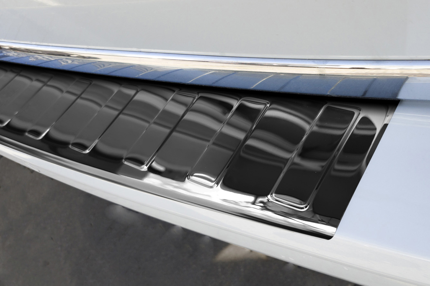 55002-Weyer-Edelstahl-Ladekantenschutz_VW-Transporter-T6_1black-Hochglanz