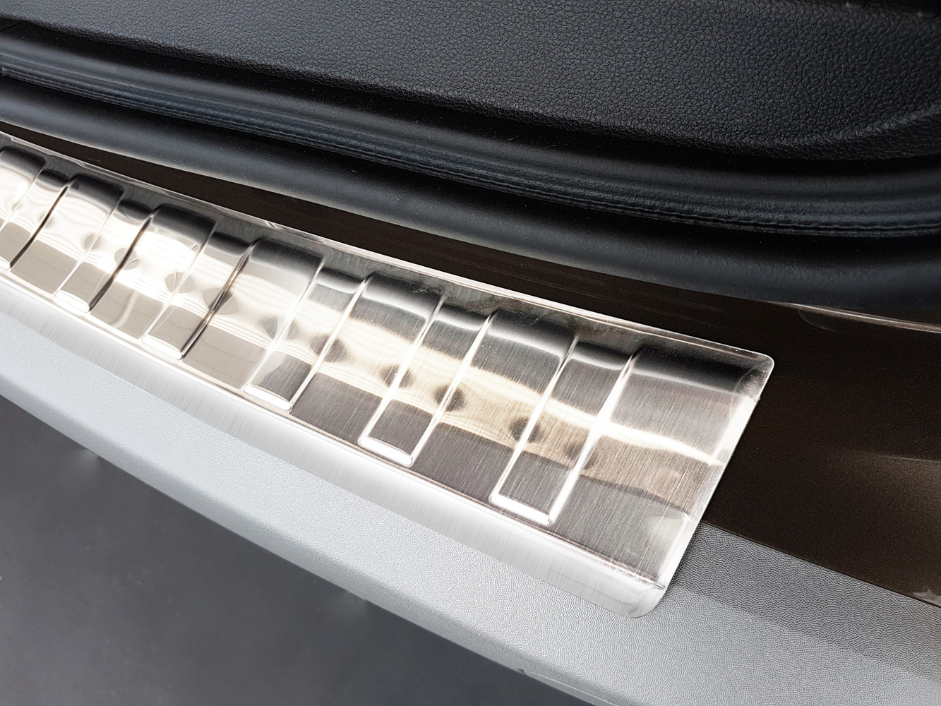 44203Weyer-Edelstahl-Ladekantenschutz-Dacia-DusterII