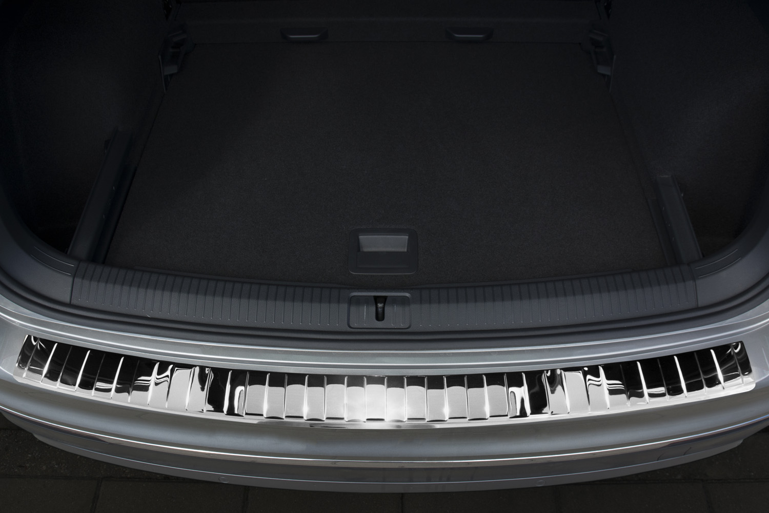 42029-Weyer-Edelstahl-ladekantenschutz-VW-Tiguan-II_hochglanz-Mirror-2