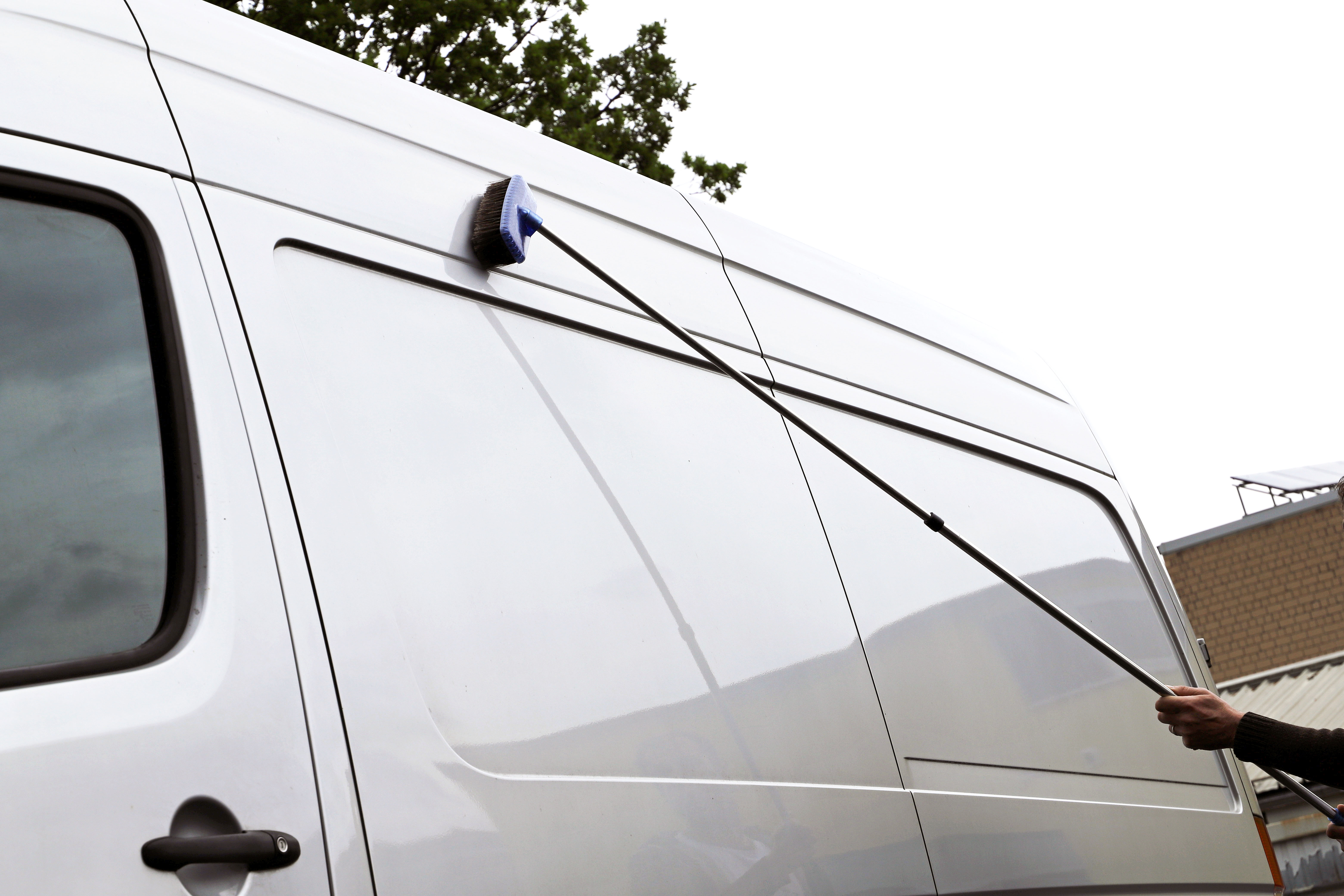 706032_Weyer_Autowascher-mit-Teleskop-150-200cm_Anwendung_2