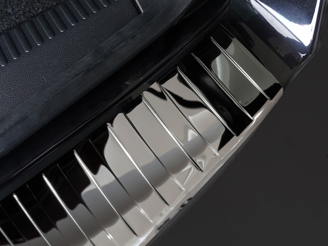 55003-Weyer-Edelstahl-Ladekantenschutz-Skoda-Octavia-III-Kombi-1_black-Hochglanz