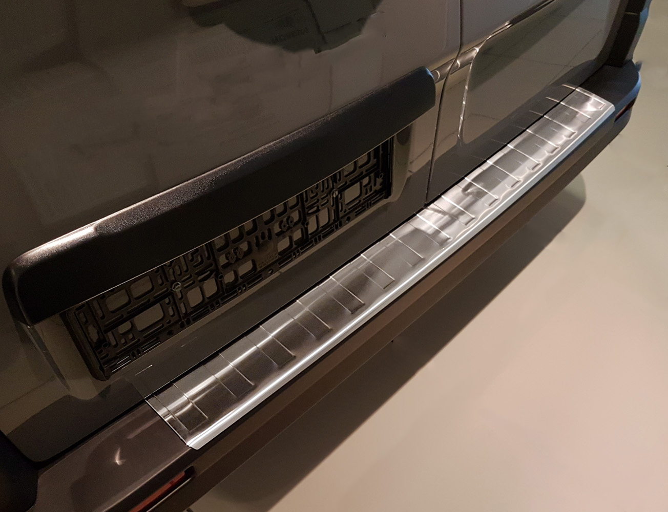 44701-Weyer-Ladekantenschutz_lang_Renault-Trafic_Opel-Vivaro-2-jpg