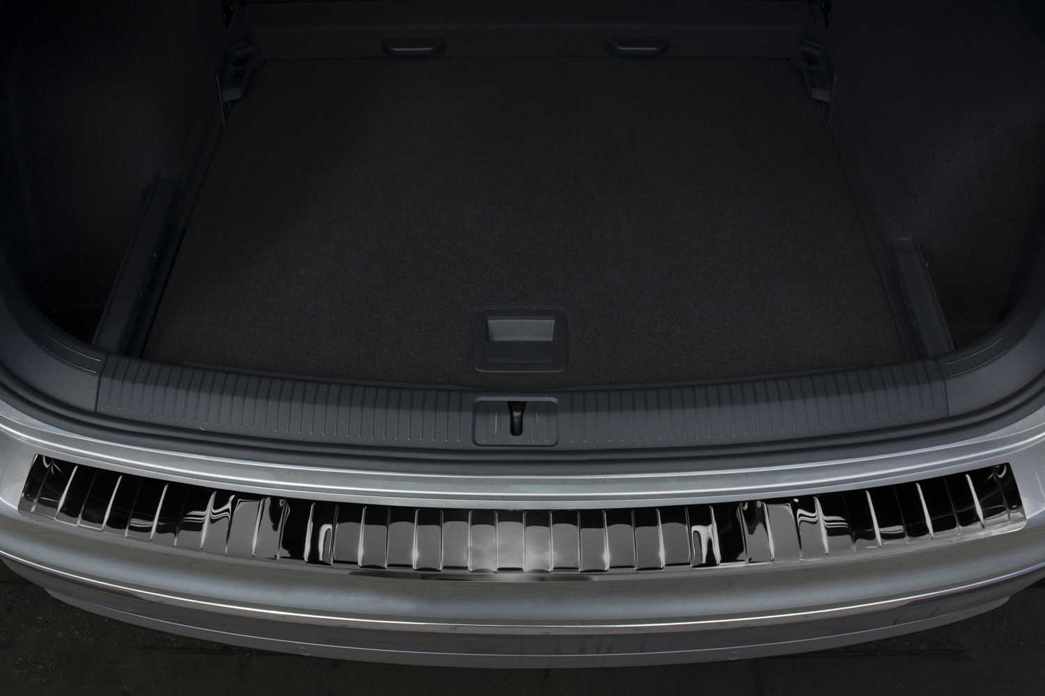 55007-Weyer-edelstahl-Ladekantenschutz-VW-Tiguan-II-3_black-Hochglanz