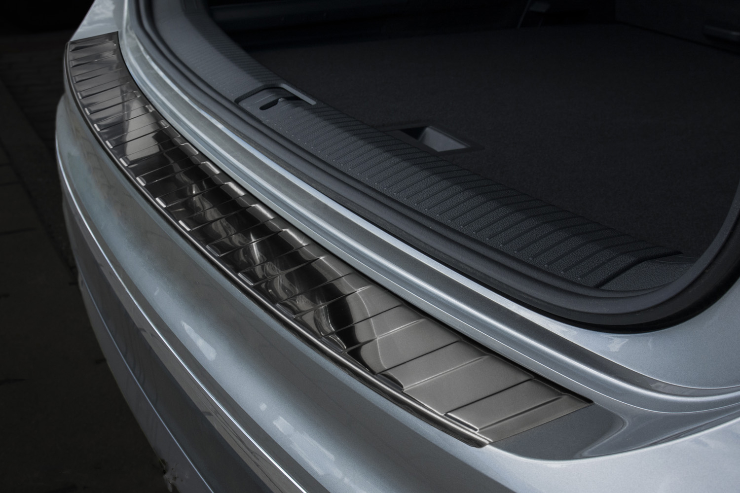 55007-Weyer-Edelstahl-Ladekantenschutz-VW-Tiguan-II-6_black-Hochglanz