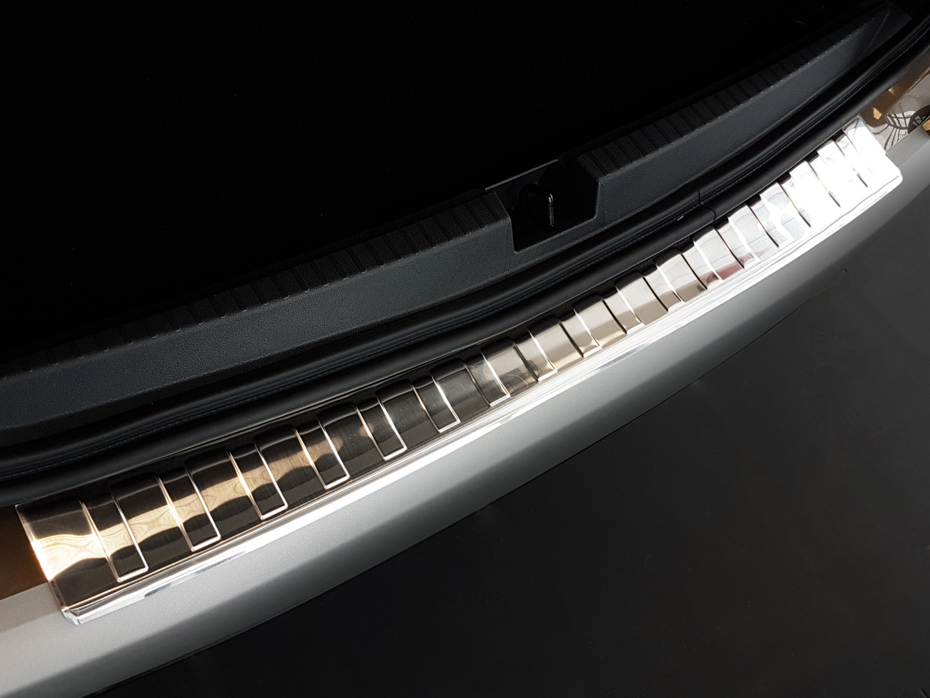 44203Weyer-Edelstahl-Ladekantenschutz-Dacia-DusterII-1