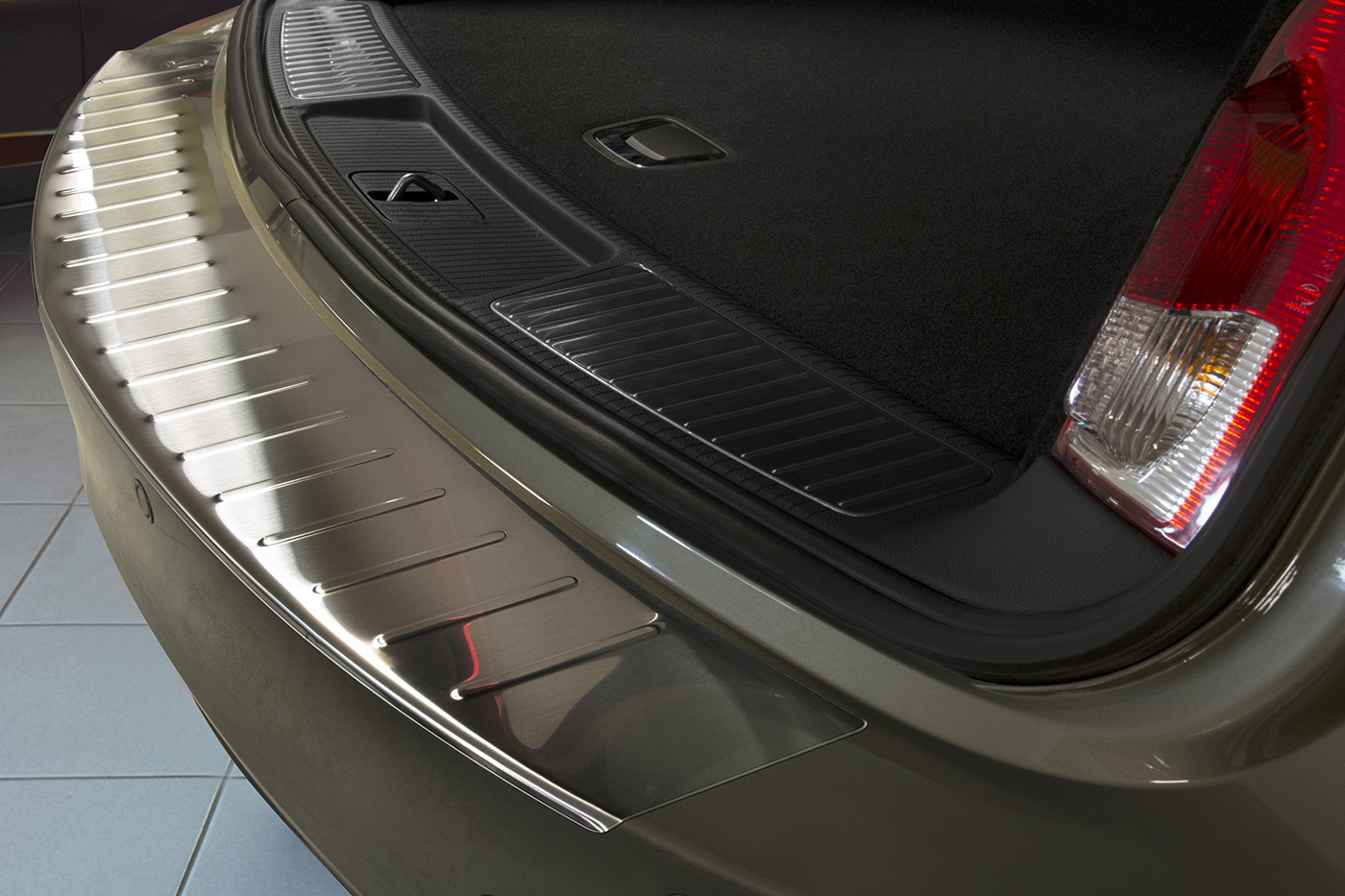 44321_Ladekantenschutz_Insignia_1-2