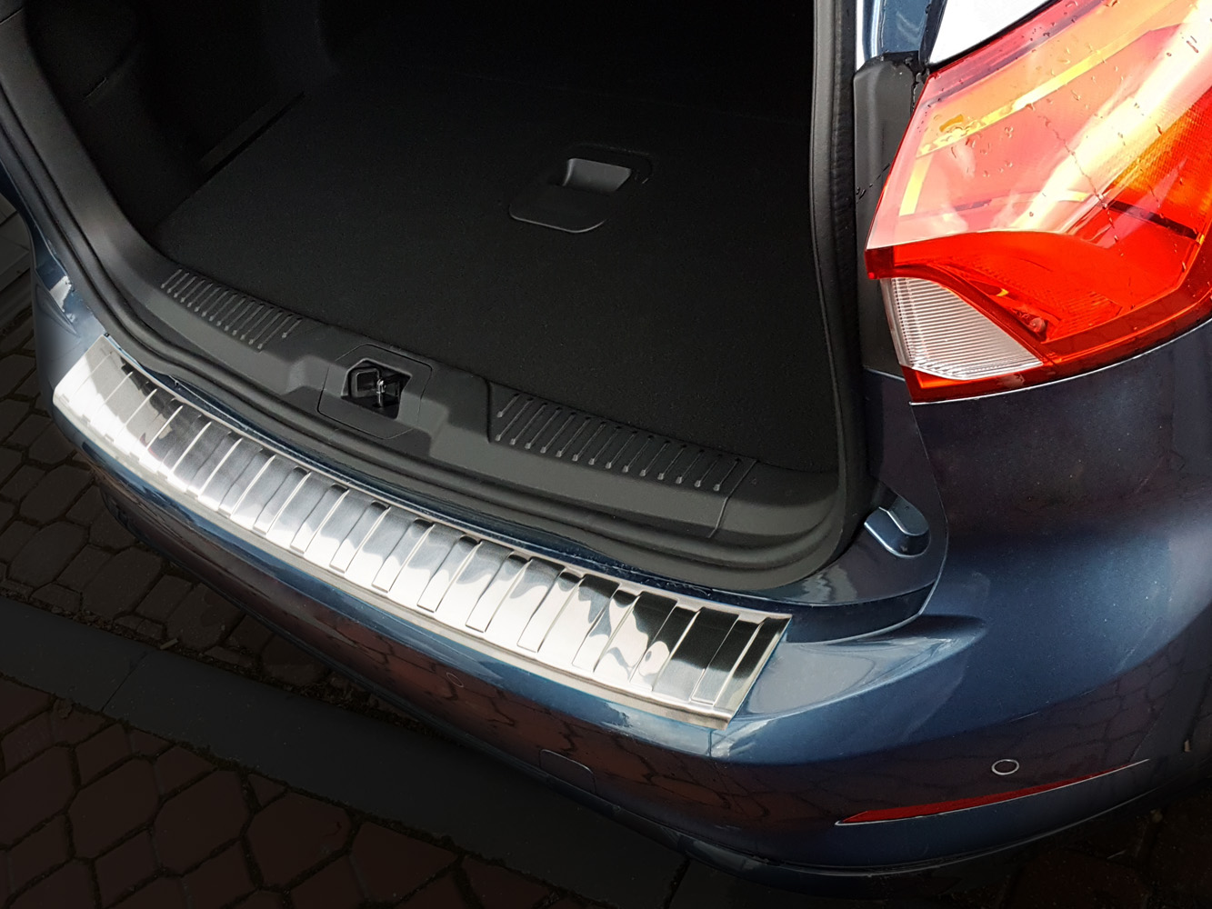 44342Weyer-Edelstahl-Ladekanteschutz-Ford-Focus-IV-Tunier-1