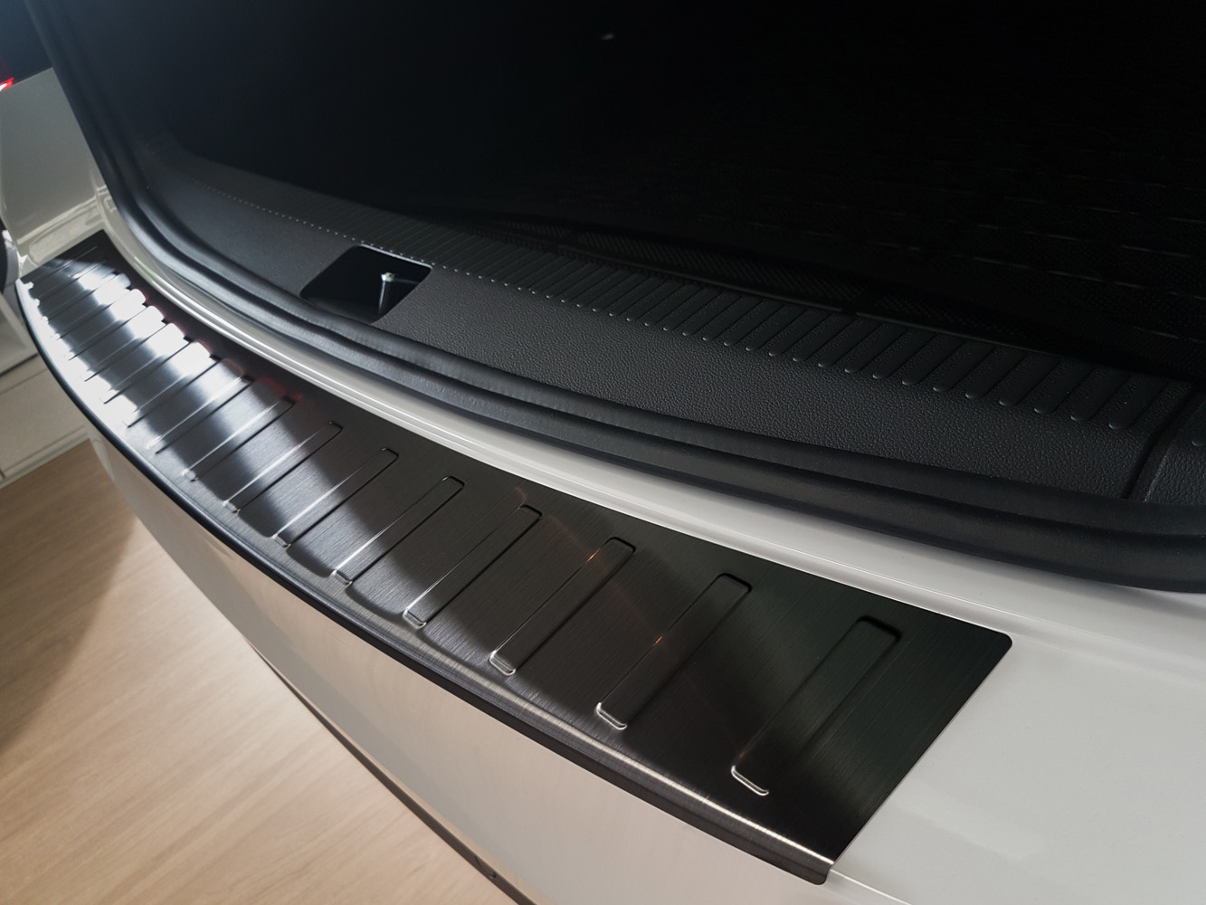 43018_Weyer-Ladekantenschutz_Skoda-Octavia-III-Kombi_graphite_1-1