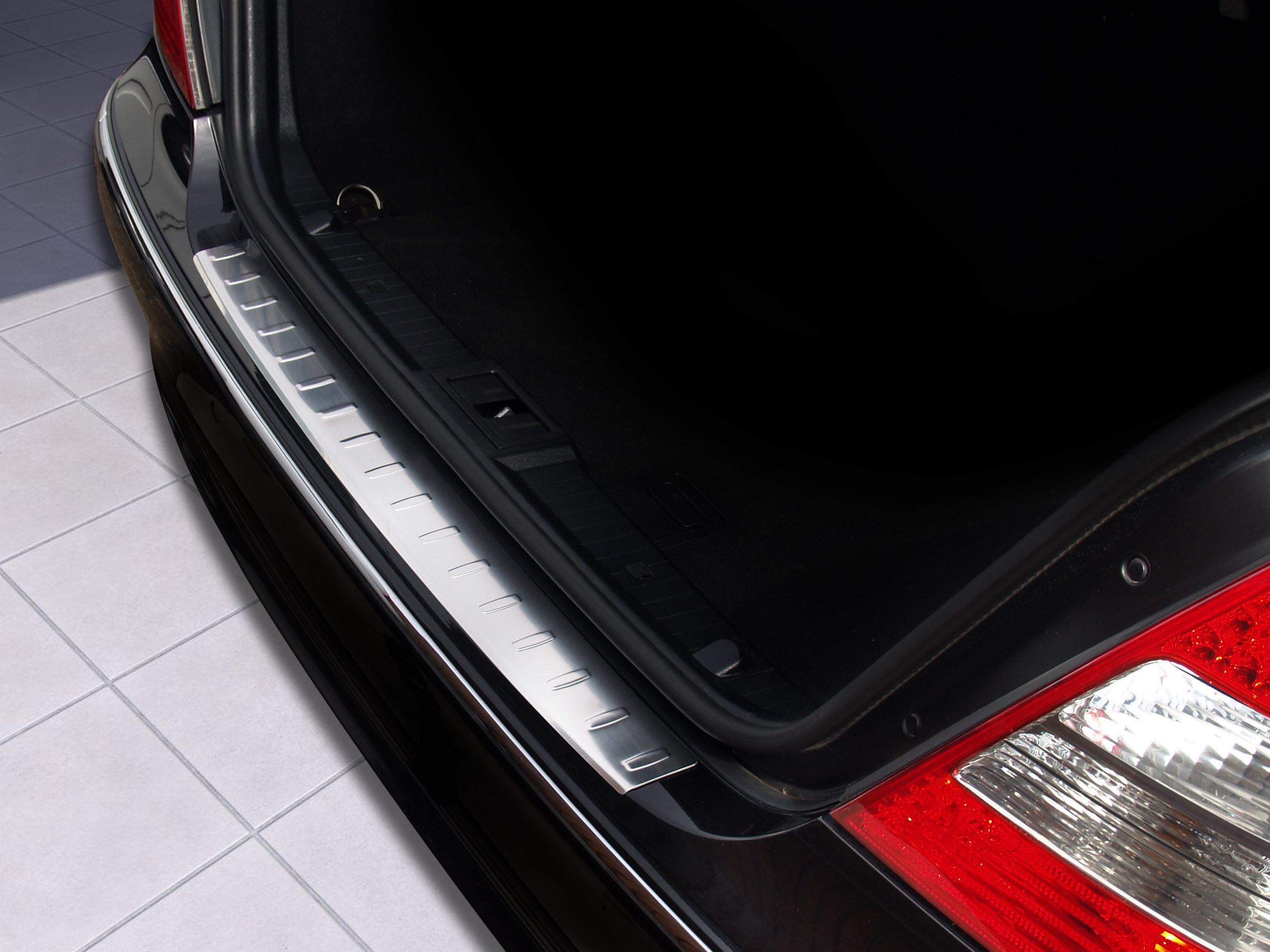 44660_Ladekantenschutz-Merc_E-Klasse_W211_Lim_2