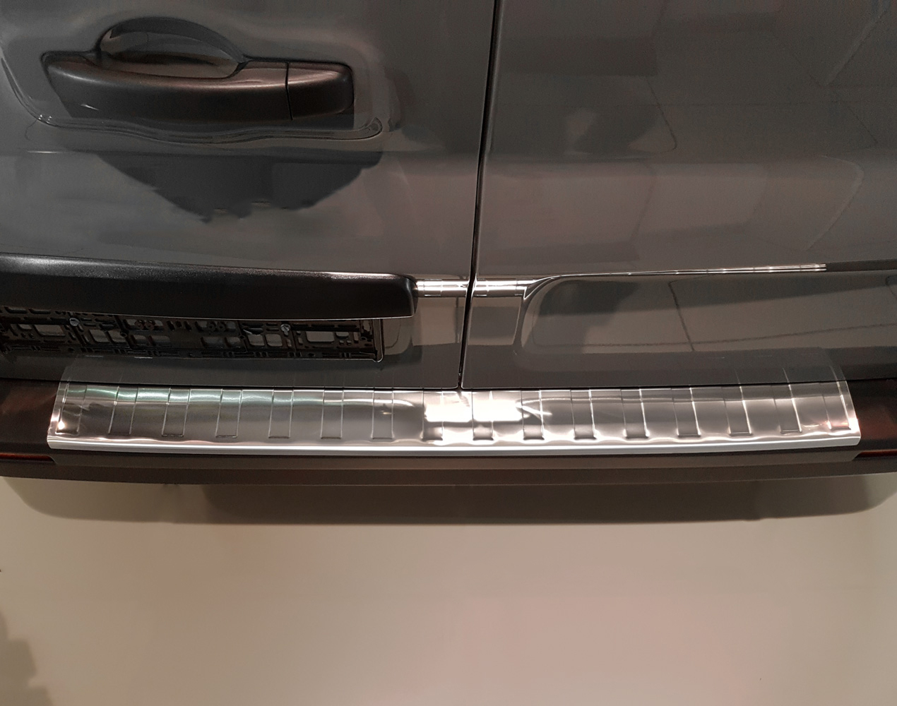 44701-Weyer-Ladekantenschutz_lang_Renault-Trafic_Opel-Vivaro