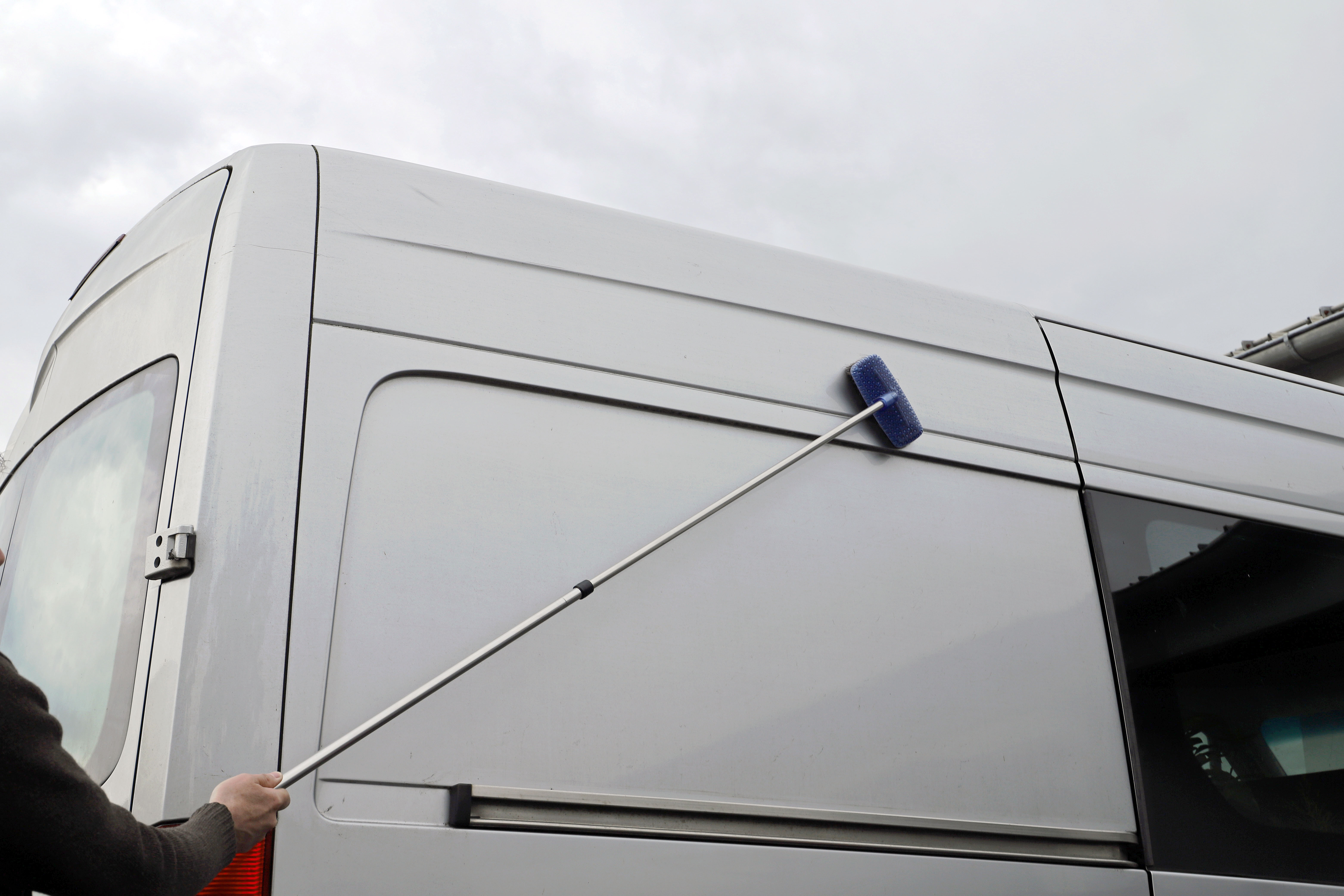 706032_Weyer_Autowascher-mit-Teleskop-150-200cm_Anwendung_1